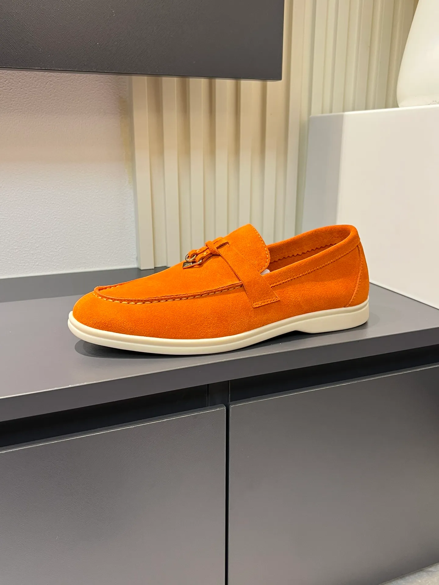 Men's shoes 💰p360 "Loro men's shoes 💰pian'*" Classic L men's shoes for couples 💰p Top version British flat loafers, a must-have item in old money style, the minimalist design is eye-catching and durable, a plus point for dressing The soft foot feel and texture are outstanding. They don’t scratch your feet and are very nice. They are matched with soft and waxy soles. They can be worn daily for a long time without getting tired. They are easy to wear, versatile and classic items, with perfect foot feel and texture! Imported cashmere fabric, the lining is made of imported A-grade water-dyed cow lining, the top version of the genuine leather midsole is sewn with pure handmade mark thread! Size: Female 35-40 (34. Customized) Male 38-44 (45.46. Customized)